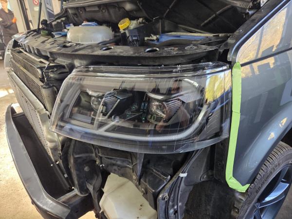 Ugrade Design Voll LED Tagfahrlicht Scheinwerfer passend für VW T5 03-09 schwarz mit Dynamik und Welcome-Funktion