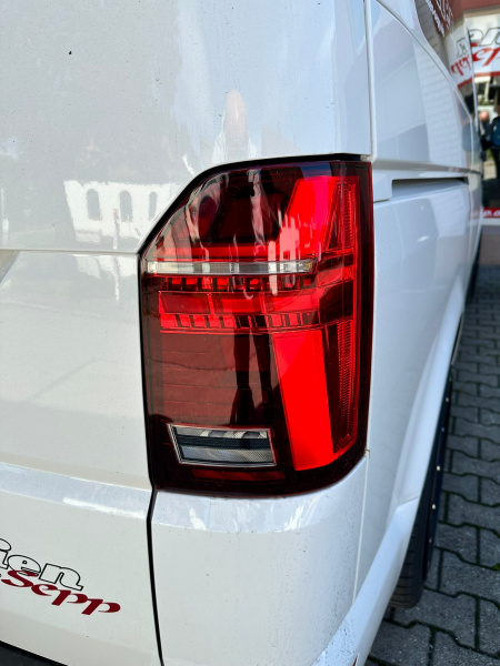 Voll LED Lightbar Design Rückleuchten für VW T6 15-19 rot/rauch mit dynamischen Blinker (für Heckklappe/Halogen)