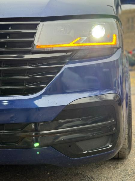 Voll LED Tagfahrlicht Scheinwerfer Set "Complete Black" passend für VW T6.1 schwarz ab 2019 mit dynamischem Blinker & Willkommensfunktion