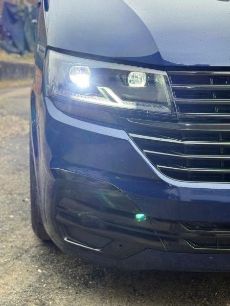 Voll LED "Specialized" Tagfahrlicht Scheinwerfer Set "Complete Black" passend für VW T6.1 ab 2019