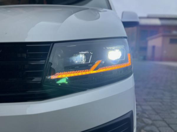 Voll LED "Specialized" Black Edition Tagfahrlicht Scheinwerfer für VW T6 15-19 schwarz mit LED Blinker (ohne Welcome Funktion) + Voll LED Lightbar Design Rückleuchten für VW T6 15-19 Farbe Rot mit dynamischen Blinker (für Heckklappe/Halogen)