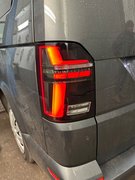 Voll LED Lightbar Design Rückleuchten für VW T6 15-19 schwarz/rauch mit dynamischen Blinker (für Heckklappe/Halogen)