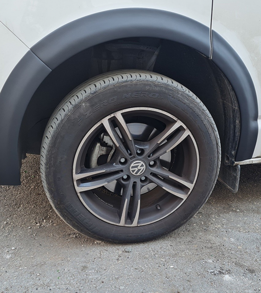 "Upgrade-Bus" Radlaufabdeckung / Radlaufverbreiterung Set für VW T5 03-09/T5.2 09-15 Transporter / Caravelle / Multivan schwarz / matt mit ABE