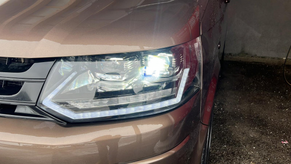 VOLL LED Tagfahrlicht Scheinwerfer für VW T5 GP (Facelift) 10-15 schwarz  mit dynamischem LED Blinker und Begrüßungsfunktion