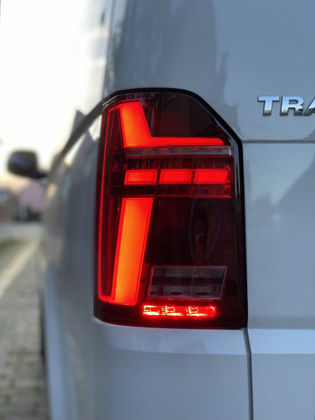 Voll LED Lightbar Design Rückleuchten für VW T6 15-19 rot/rauch mit dynamischen Blinker (für Heckklappe/Halogen)