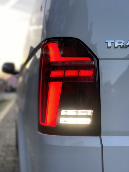Voll LED Tagfahrlicht Scheinwerfer für VW T6 15-19 schwarz mit dynamischen LED Blinker + Voll LED Lightbar Design Rückleuchten für VW T6 15-19 rot/rauch mit dynamischen Blinker (für Heckklappe/LED)