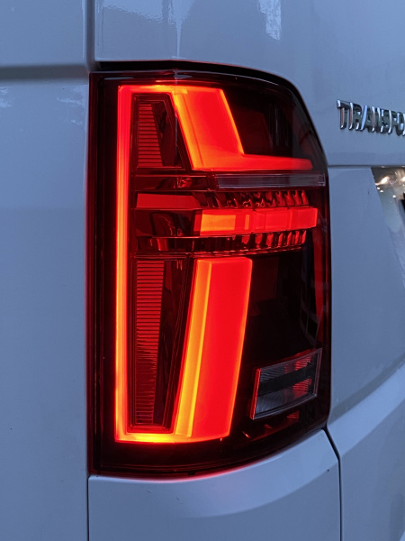 Voll LED Lightbar Design Rückleuchten für VW T6 15-19 rot/rauch mit dynamischen Blinker (für Heckklappe/Halogen)