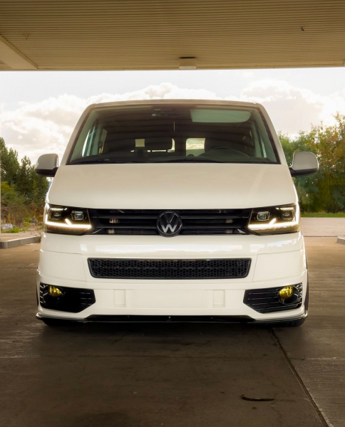 Ugrade Design Voll LED Tagfahrlicht Scheinwerfer für VW T5 GP (Facelift) 10-15 schwarz mit dynamischen LED Blinker und Welcome Funktion!