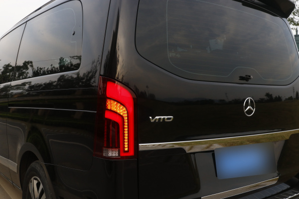 VOLL LED Lightbar Design Rückleuchten für Mercedes Benz Vito / V-Klasse W447 14-19 schwarz/rauch dynamisch